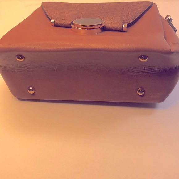 Brown Purse with Hidden closure and straps - Picture 5 of 5